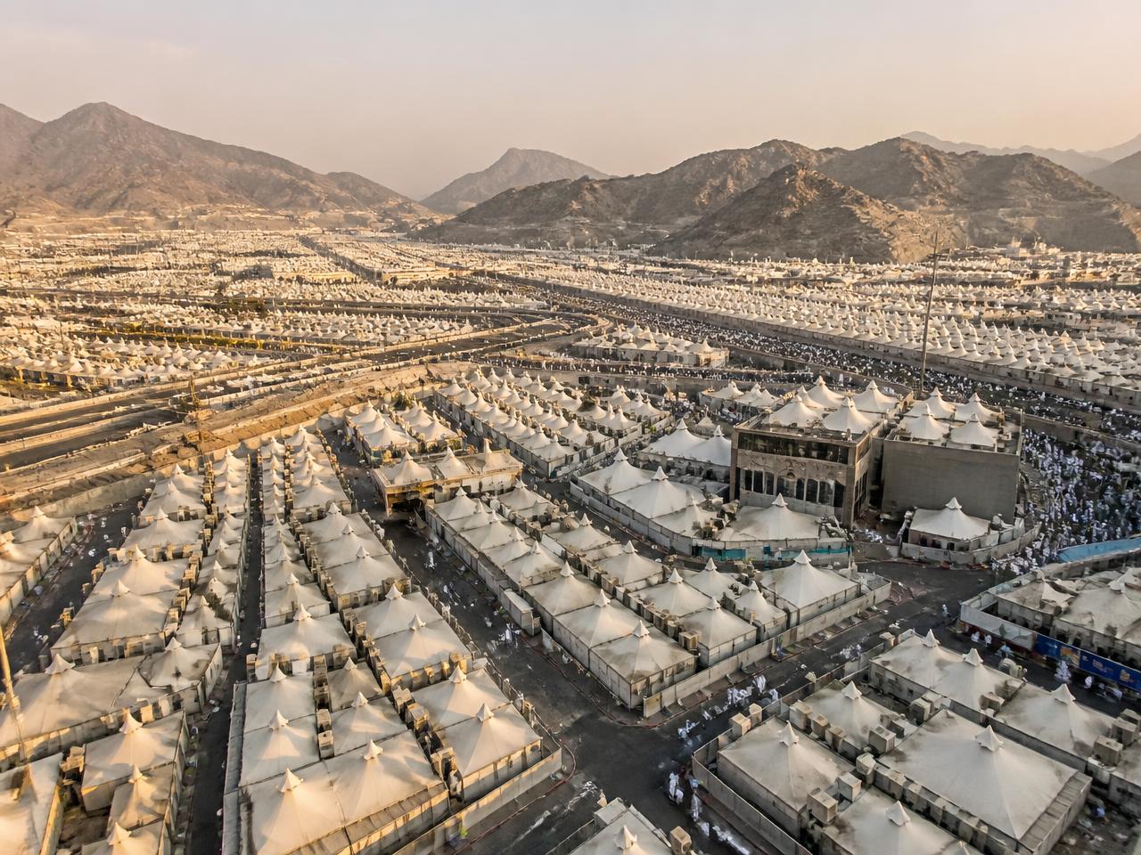 Les tentes blanches de Mina pendant le pèlerinage du Hajj